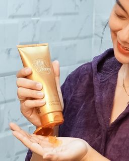 Oriflame Milk and Honey Gold Smoothing Sugar Scrub 200 ML